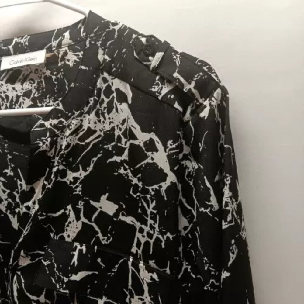 Calvin Klein Womens Blouse Medium Black White Roll Tab Long Sleeve Front Pockets - Picture 3 of 9